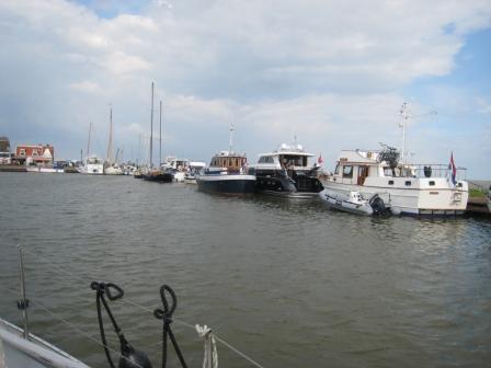 Havenkade aan de dijk van de haven Volendam